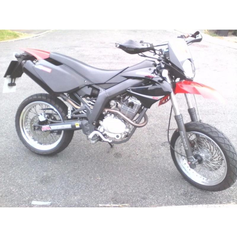 DERBI MOTARD SENDA MODEL BAJA