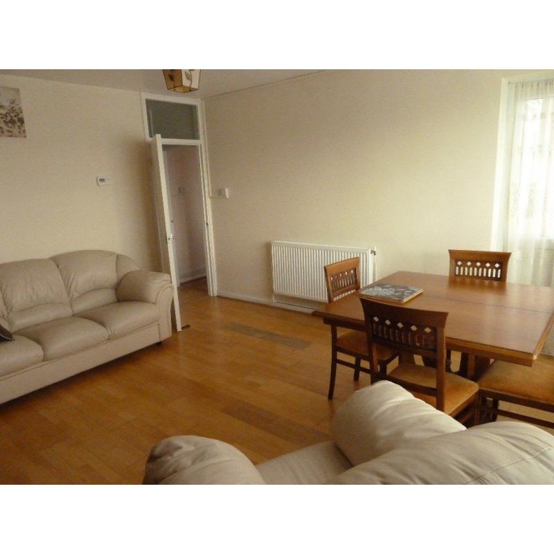 A spacious, beautifully furnished double room in a newly renovated flat - available immediately.