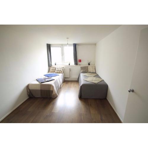 Huge twin room in a flat with a very spacious kitchen, a terrace and two bathroom flat! (83W)
