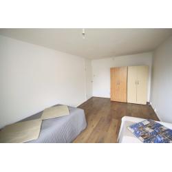 Huge twin room in a flat with a very spacious kitchen, a terrace and two bathroom flat! (83W)