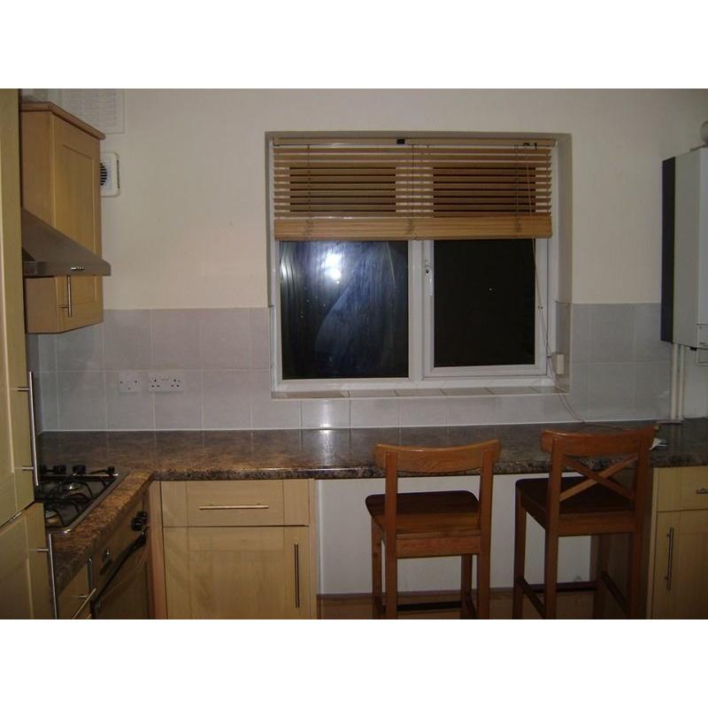 Double room for single professional. 1 week deposit All bills included. 30 sec to Roding Valley tube