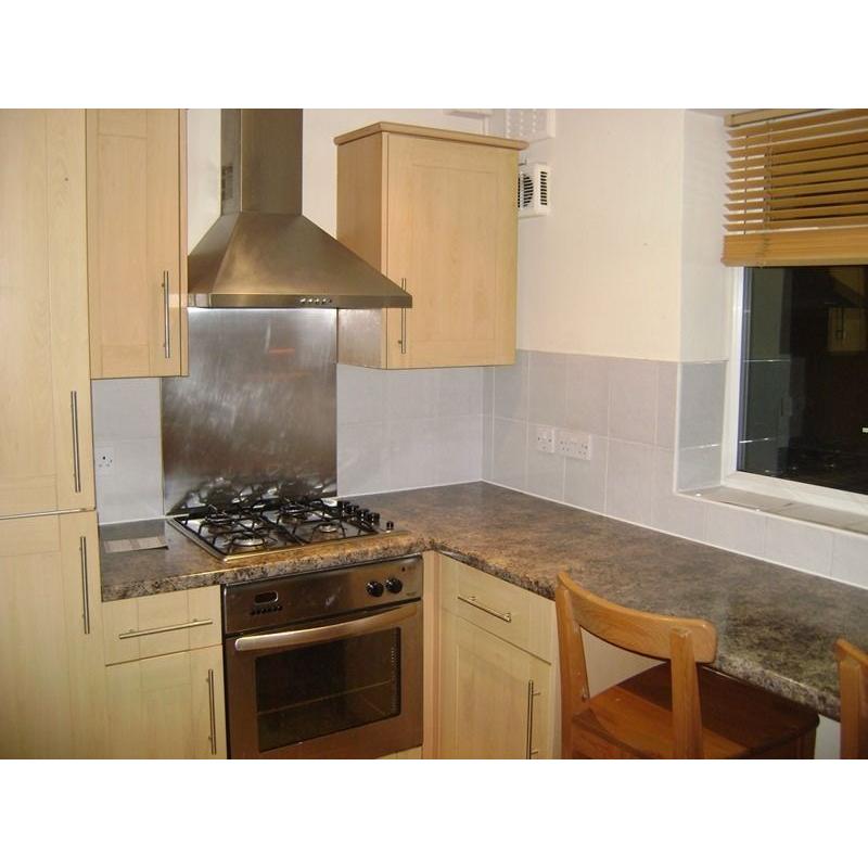 Double room for single professional. 1 week deposit All bills included. 30 sec to Roding Valley tube