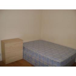 Double room for single professional. 1 week deposit All bills included. 30 sec to Roding Valley tube