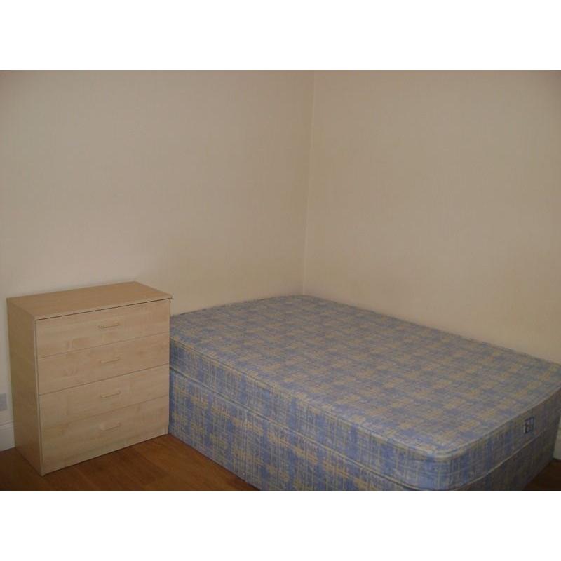 Double room for single professional. 1 week deposit All bills included. 30 sec to Roding Valley tube