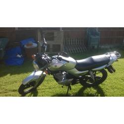 YAMAHA ybr 125 silver .good commuter bike.100mpg.