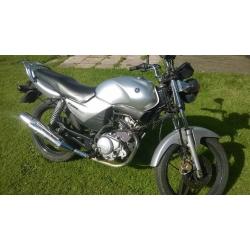 YAMAHA ybr 125 silver .good commuter bike.100mpg.