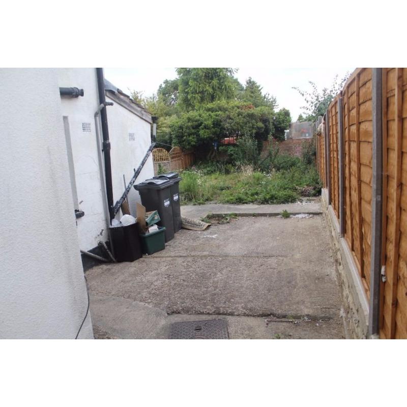 Beautiful ensuit double room near Hounslow High street