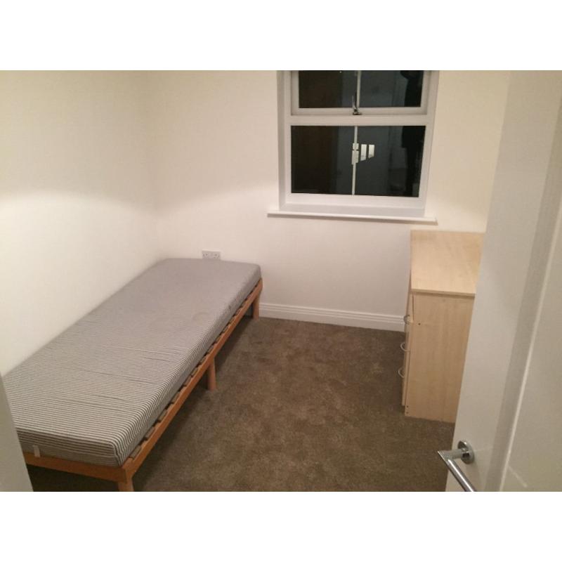 Lovely room in Heathrow location