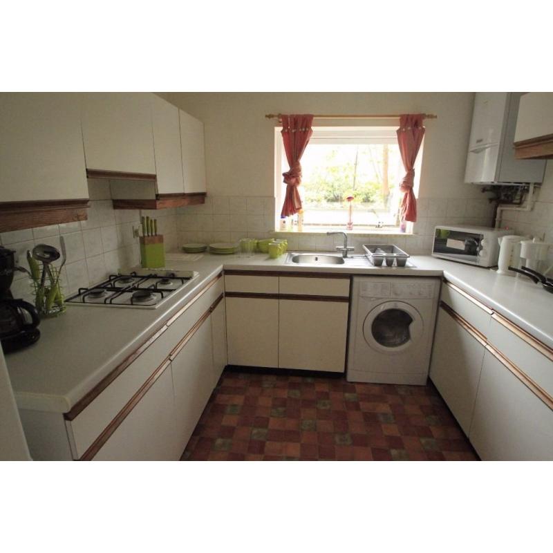 LOVELY DOUBLE ROOM FOR SINGLE USE IN ARCHWAY AREA, NICE RESIDENTIAL NEIGHBOURHOOD POSTC N194BE (28J)
