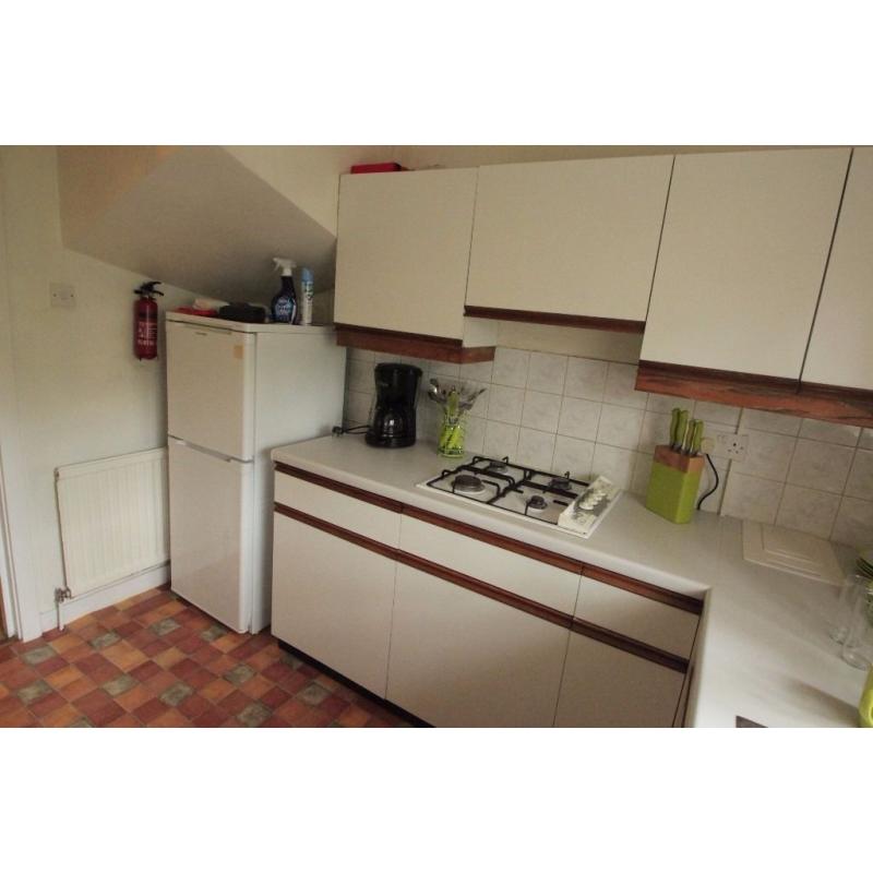 LOVELY DOUBLE ROOM FOR SINGLE USE IN ARCHWAY AREA, NICE RESIDENTIAL NEIGHBOURHOOD POSTC N194BE (28J)