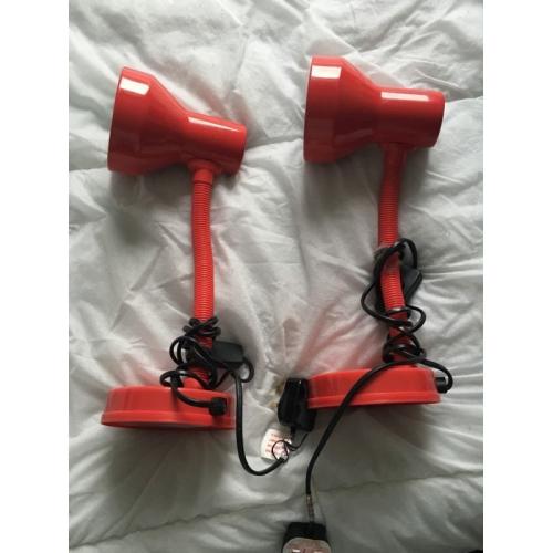 2 red lamps