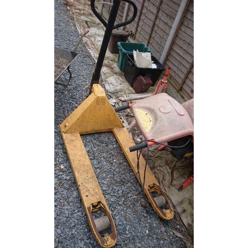 Pallet truck