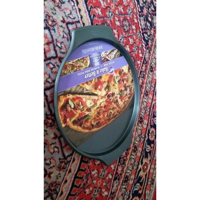 BRAND NEW 16IN WILTON PIZZA TRAY