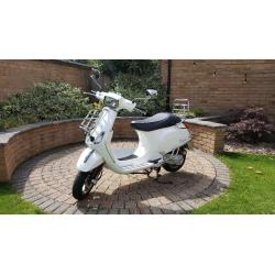 PIAGGIO VESPA S50 - PREMIUM CHROME FINISH - EXCELLENT CONDITION - 50cc - SPORTY WHITE SCOOTER MOPED