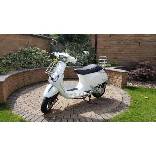 PIAGGIO VESPA S50 - PREMIUM CHROME FINISH - EXCELLENT CONDITION - 50cc - SPORTY WHITE SCOOTER MOPED