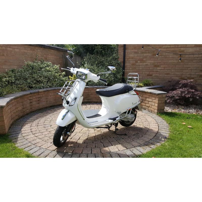 PIAGGIO VESPA S50 - PREMIUM CHROME FINISH - EXCELLENT CONDITION - 50cc - SPORTY WHITE SCOOTER MOPED