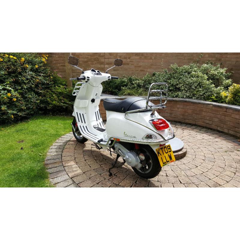 PIAGGIO VESPA S50 - PREMIUM CHROME FINISH - EXCELLENT CONDITION - 50cc - SPORTY WHITE SCOOTER MOPED
