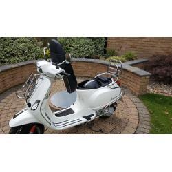 PIAGGIO VESPA S50 - PREMIUM CHROME FINISH - EXCELLENT CONDITION - 50cc - SPORTY WHITE SCOOTER MOPED