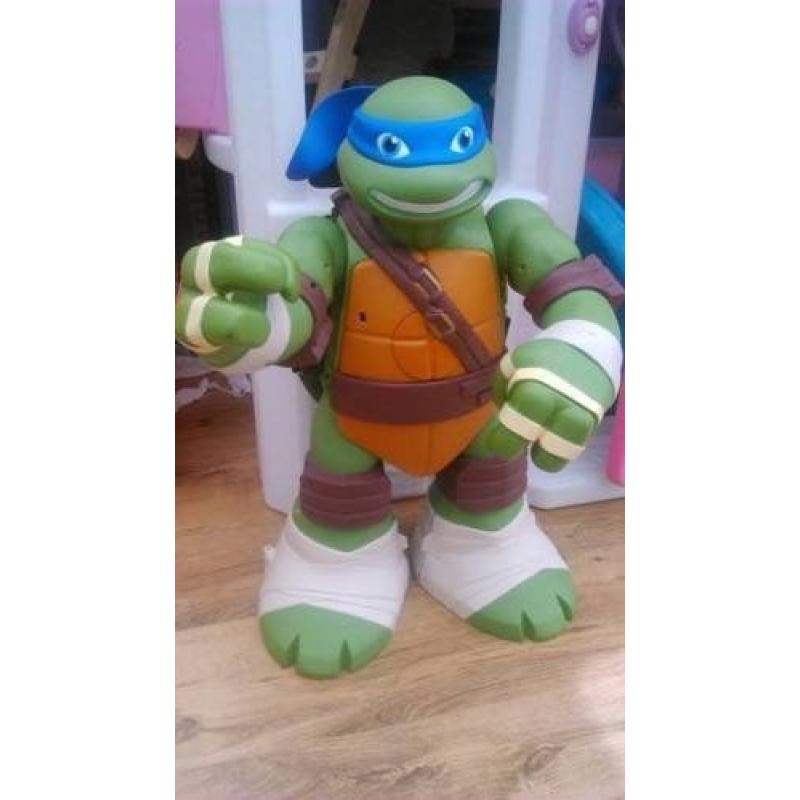 TEENAGE MUTANT NINJA TURTLES MUTATIONS GIANT LEONARDO PLAYSET