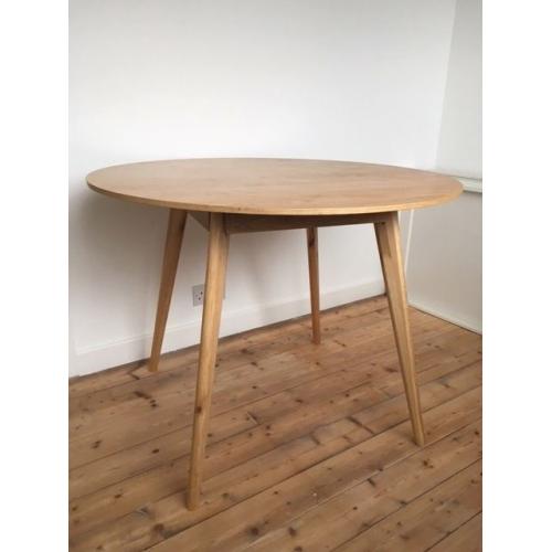 Round dining table