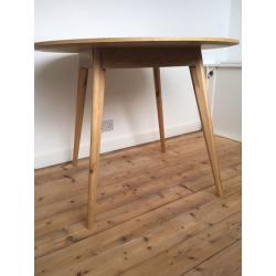 Round dining table