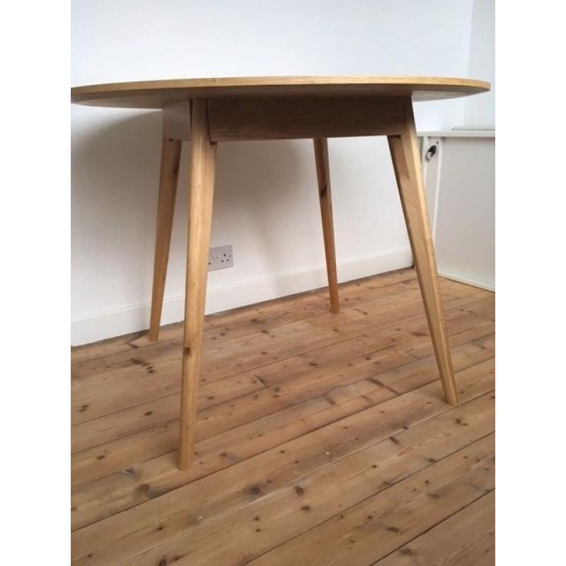 Round dining table