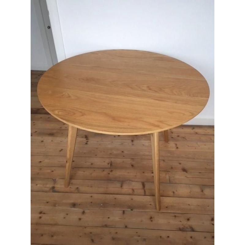 Round dining table