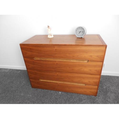 2 chests of drawers