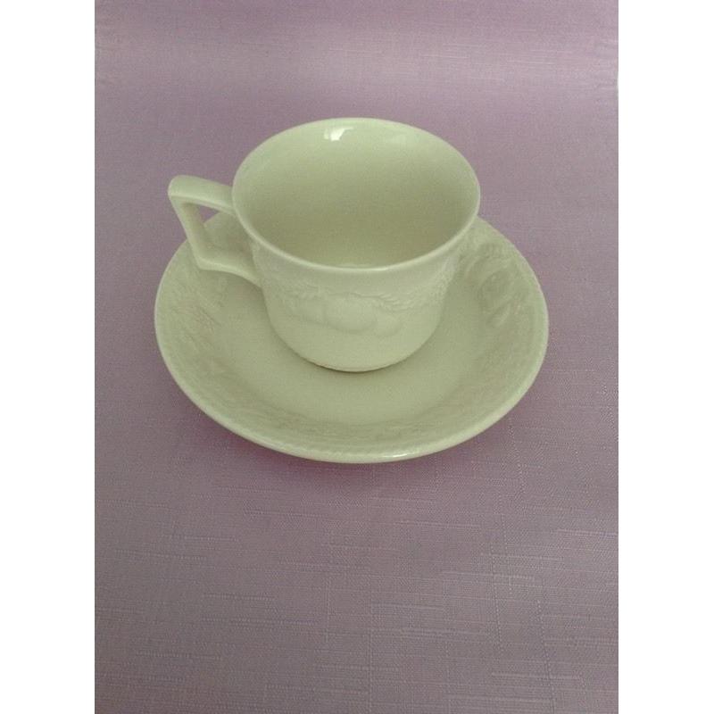 8 "Lincoln" design cups and saucers