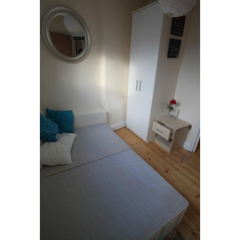 N. HABITACION DOBLE A ESTRENAR EN 136 WHITECHAPEL - ZONA 2 - OPORTUNIDAD*PRIMERA SEMANA FREE!!!