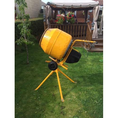 Electric cement mixer