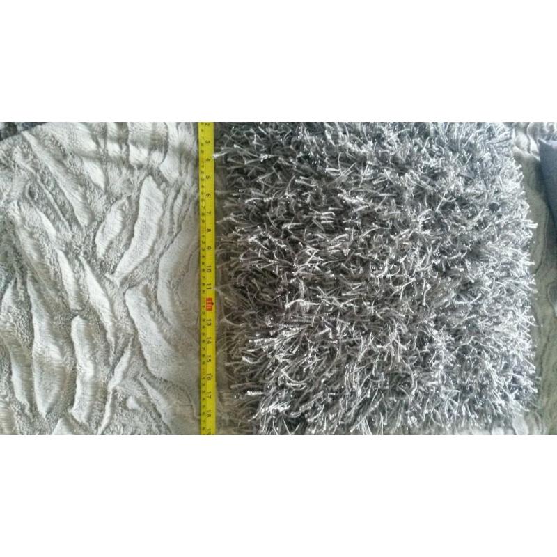 2 large sliver/grey sparkle over size cushions. 19". 2 small silver bed cushions 10".