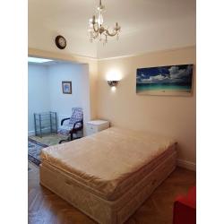 DOUBLE ROOM IN WEST EALING CLEAN AND QUIET ALL BILLS INCLUDED