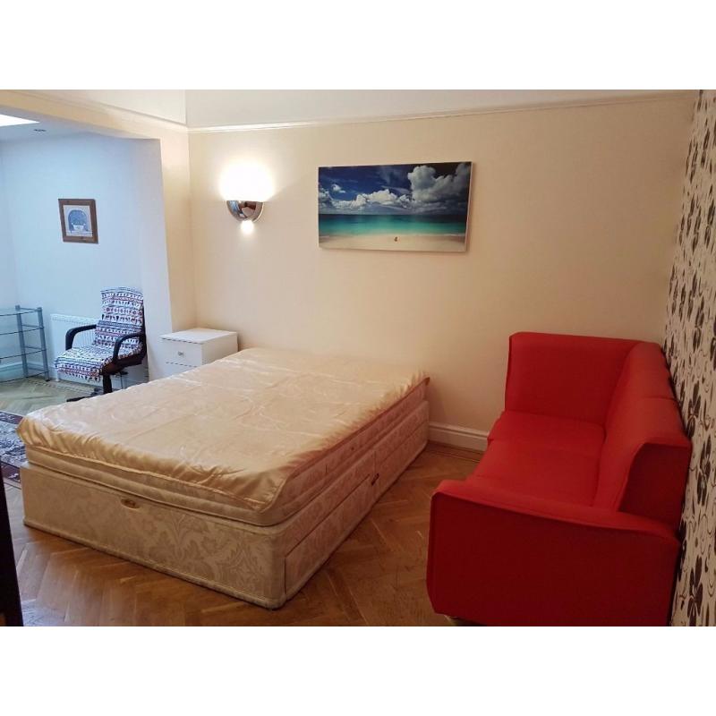 DOUBLE ROOM IN WEST EALING CLEAN AND QUIET ALL BILLS INCLUDED