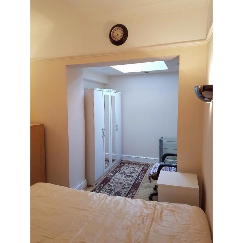 DOUBLE ROOM IN WEST EALING CLEAN AND QUIET ALL BILLS INCLUDED
