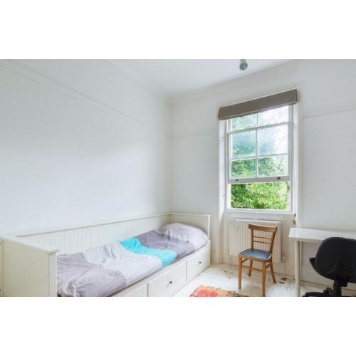 Single Bed in Rooms available for rent in 4-bedroom flatshare in Belsize Park
