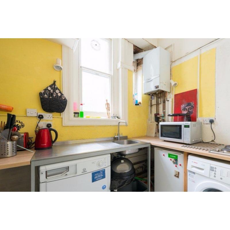 Single Bed in Rooms available for rent in 4-bedroom flatshare in Belsize Park