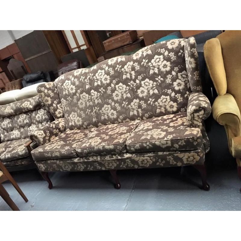 VINTAGE WINGBACK SETTEE QUEEN ANNE LEGS GOOD CONDITION