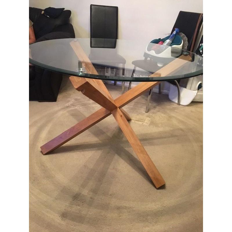 Round dining table