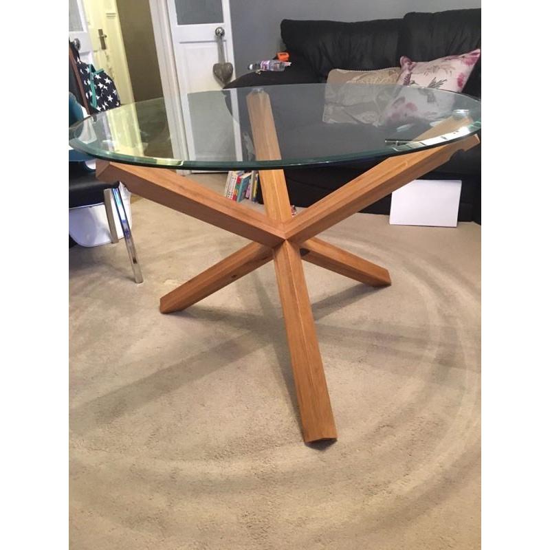 Round dining table
