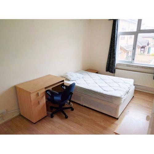 Stones throw from Victoria Park and Bethnal Green for 150 per week!!!!