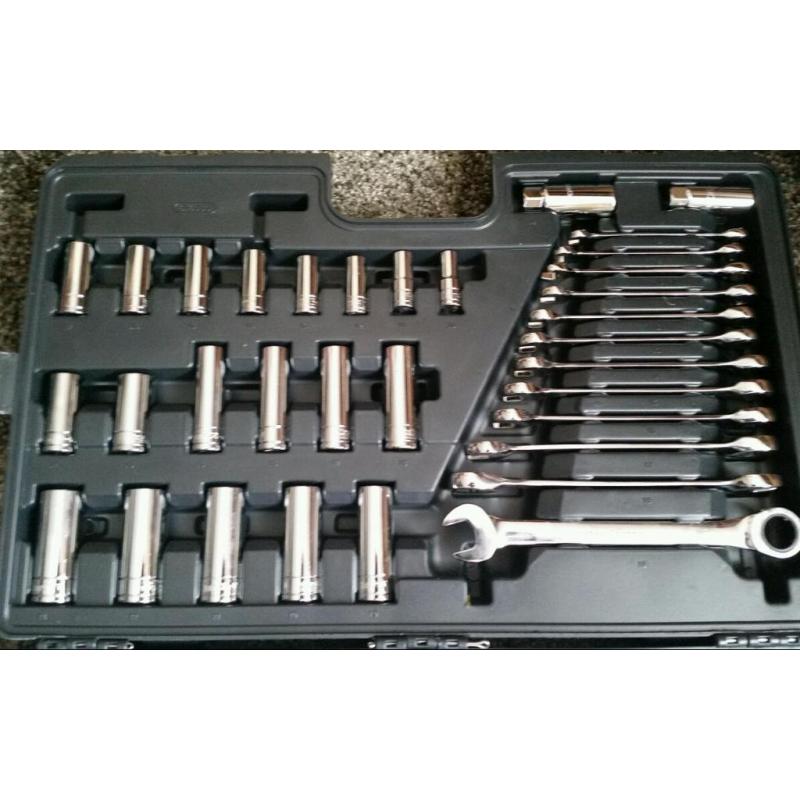 Halfords Advanced 200 pc Socket / Ratchet Spanner set