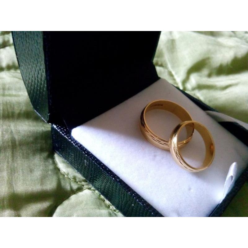 pair of beutiful matching wedding rings his and hers 18ct gold mens size U ladies size N