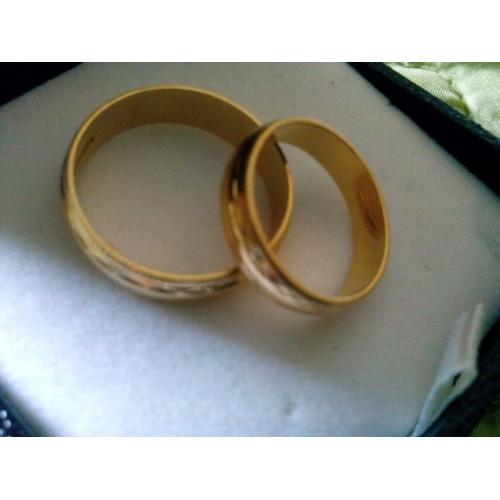 pair of beutiful matching wedding rings his and hers 18ct gold mens size U ladies size N