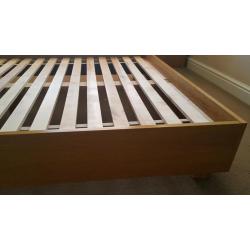 Double bed & matching chest of drawers.