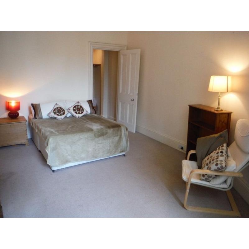 Looking for a couple to share flat (Double room in a flat of two rooms)