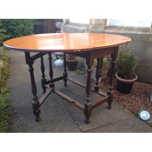 Drop leaf dining table