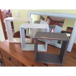 Set of 3 shelves with matching mirror
