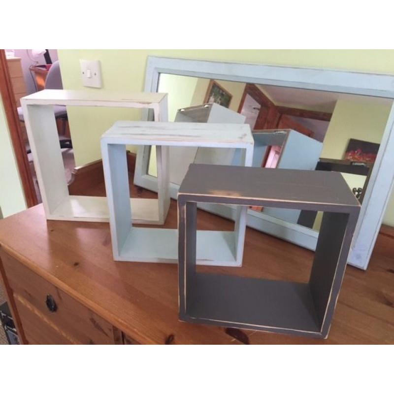 Set of 3 shelves with matching mirror