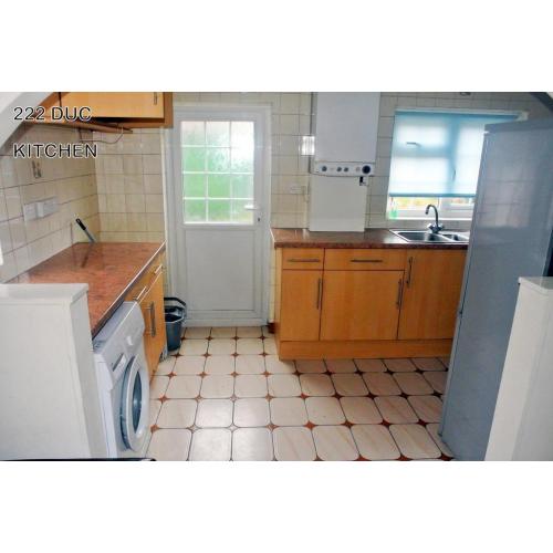 15 minutes to Oxford Circus a beautiful and comfortable double room! EAST ACTON